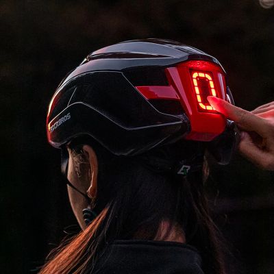 4. Kask rowerowy Rockbros ZK-077 ze zintegrowanym oświetleniem wielokierunkowym 57-61 cm - czarny