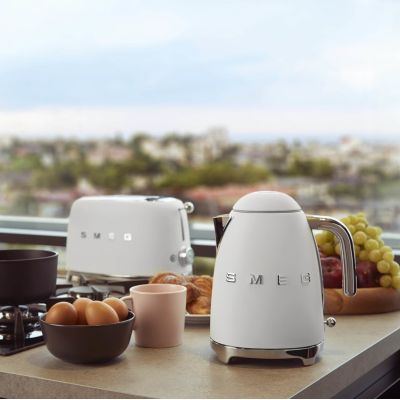 48. Czajnik elektryczny SMEG CLF03WHMEU