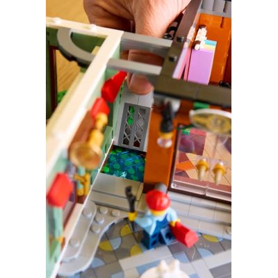 19. LEGO Icons 11371 - Ulica handlowa