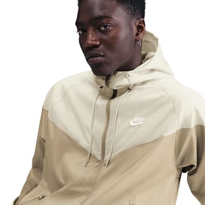 4. Kurtka męska Nike Sportswear Windrunner Jacket beżowa DA0001 297