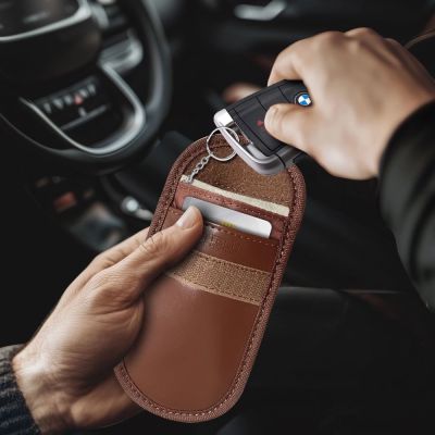 5. Etui na kluczyki samochodowe Tech-Protect KLR100 blokujące RFID- brązowe