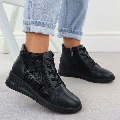 6. Skórzane botki damskie w kwiaty na koturnie czarne Filippo  DBT7280