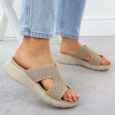 5. Klapki damskie na podwyższeniu beżowe Vinceza 97300