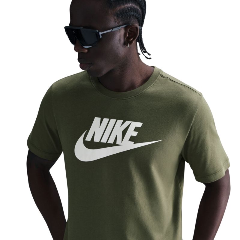 5. Koszulka męska Nike Sportswear oliwkowa AR5004 222