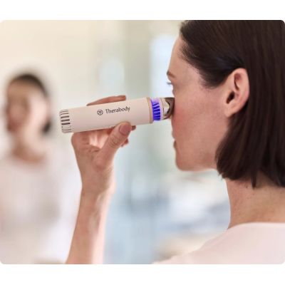 3. Therabody TheraFace Depuffing Wand (biały) – różdżka do pielęgnacji twarzy