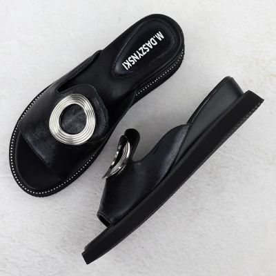 13. Klapki damskie na niskim koturnie czarne M.Daszyński