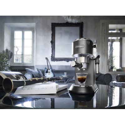 45. Ekspres ciśnieniowy DeLonghi Dedica Style EC 685.BK (1350W; kolor czarny)