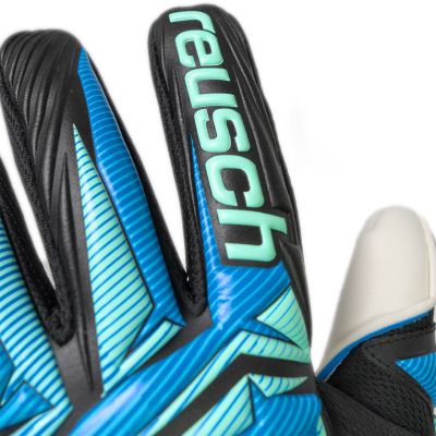 8. Rękawice bramkarskie Reusch Attrakt RE:GRIP NC czarno-niebieskie 5670535 7272