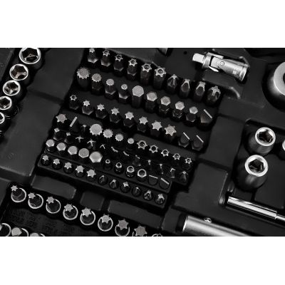 12. Zestaw kluczy nasadowych 1/2", 3/8", 1/4", 220 szt., satynowy