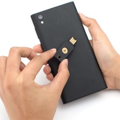 4. Klucz Sprzętowy Yubico Yubikey 5 NFC U2F FIDO