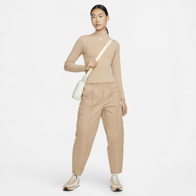 4. Nike Sportswear Collection Essentials Beżowy L