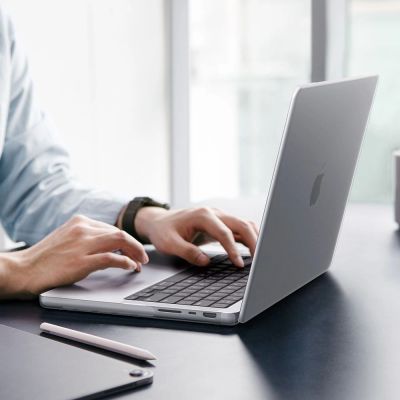 5. Etui Spigen AirSkin na MacBook Pro 16" 2021 / 2023 / 2024 / 2025 / 2026 - przezroczyste matowe