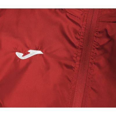 Kurtka piłkarska Joma Iris przeznaczona dla mężczyzn, przeciwdeszczowa, zapinana na zamek, posiada kaptur oraz dwie boczne kieszenie, kolor czerwony