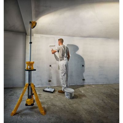 13. Lampa teleskopowa na trójnogu DeWalt DCL079-XJ (3000 lm; Biały ciepły)