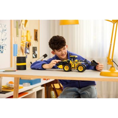 21. LEGO Technic 42209 - Ładowarka kołowa Volvo L120 Electric