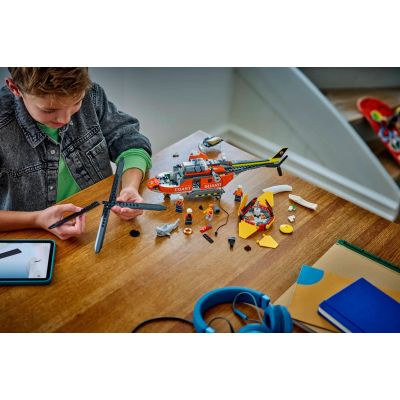 12. LEGO City 60503 Helikopter straży przybrzeżnej