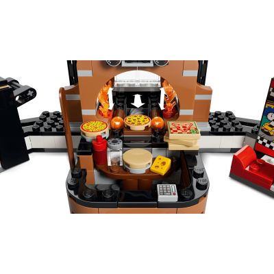 8. LEGO City 60496 - Dostawa pizzy z pojazdami