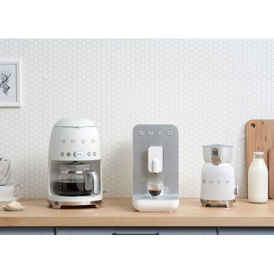 13. Ekspres do kawy SMEG DCF02WHEU