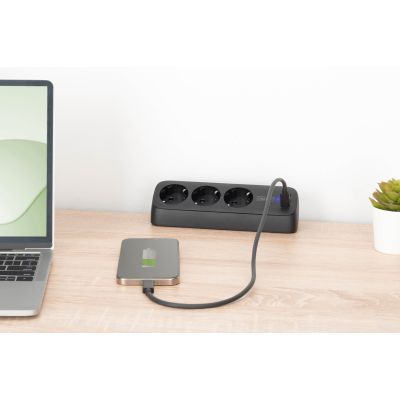 6. Digitus 3-drożna biurowa listwa zasilająca z 2 złączami USB-A i 1 złączem USB-C, czarna