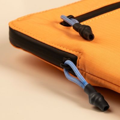 3. Etui ochronne Native Union Ultralight Sleeve do Macbook 14" (apricot crush)