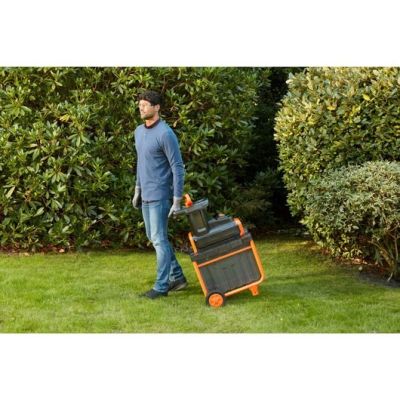 8. BD Rozdrabniacz do gałęzi 2800W o średnicy 40mm