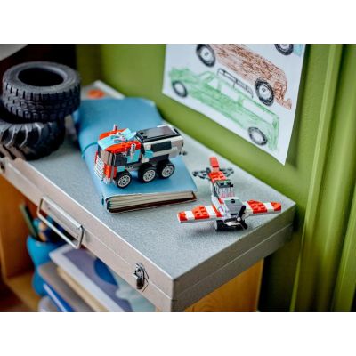 10. LEGO Creator 31146 Ciężarówka z platformą i helikopterem