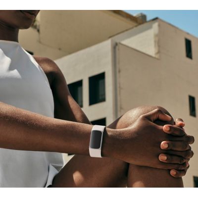 8. Smartwatch Fitbit Charge 6 biały