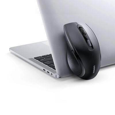 10. Myszka Ugreen bezprzewodowa ergonomiczna optyczna - czarna