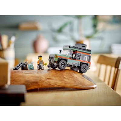 11. LEGO CITY 60447 Górska ciężarówka terenowa 4x4