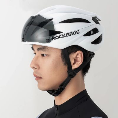 6. Kask rowerowy Rockbros z szybką, odpinane okulary z ochroną UV, unisex, błyszczący - biały