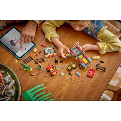 5. LEGO Jurassic World 77978 - Ciężarówka do transportu młodego tyranozaura