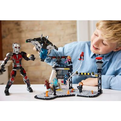 21. LEGO MARVEL SUPER HEROES 76314 Kapitan Ameryka: Wojna bohaterów — bitwa