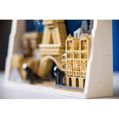 28. LEGO Architecture 21064 Paryż