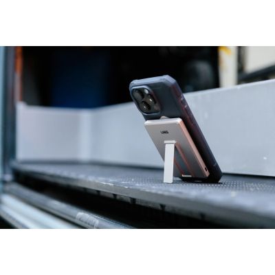 8. Powerbank UAG Ultra Slim 5K - powerbank 5000 mAh z podstawką, ładowanie bezprzewodowe 10W, kompatybilny z MagSafe, kabel w zestawie (titanium)