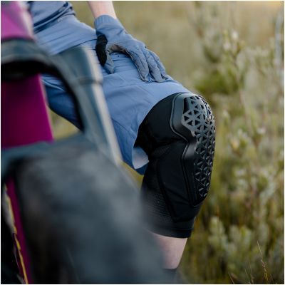 5. Ochraniacze kolan LEATT Knee Guard FlexMesh