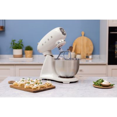 19. Robot kuchenny SMEG SMF05CREU