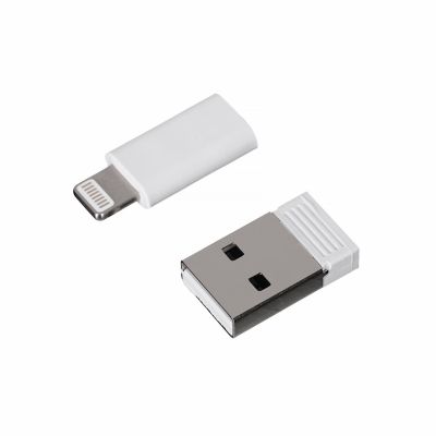 7. Activejet smycz z przewodem do ładowania 3w1 biała. Końcówki z różnymi złączami: USB-C, Adapter Lightning, USB-A.
