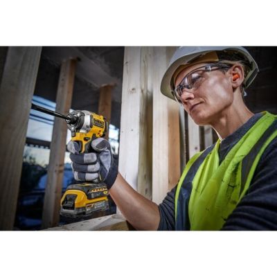 5. Zakrętarka udarowa 2x1.7Ah 208Nm DeWALT