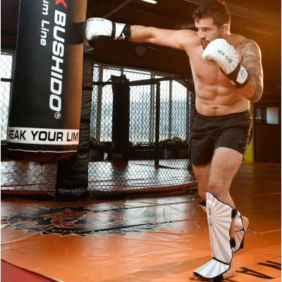 5. Ochraniacze na piszczele M - Japan