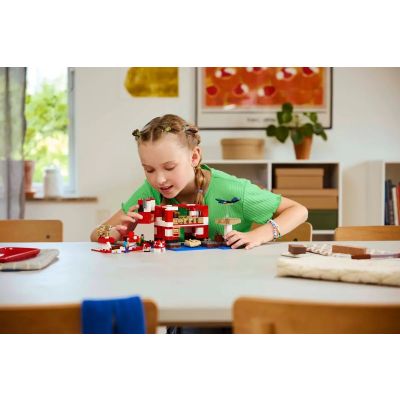 8. LEGO MINECRAFT 21270 Dom grzybowej krowy
