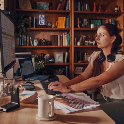 166. Słuchawki Poly Voyager Focus 2-M USB-C-C Headset USB-C/A Adapter Charging Stand No localization Retail Packaging
