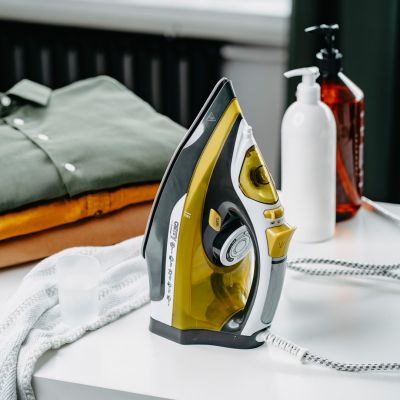 12. Żelazko parowe Adler CR 5029 (2400W; kolor żółty)