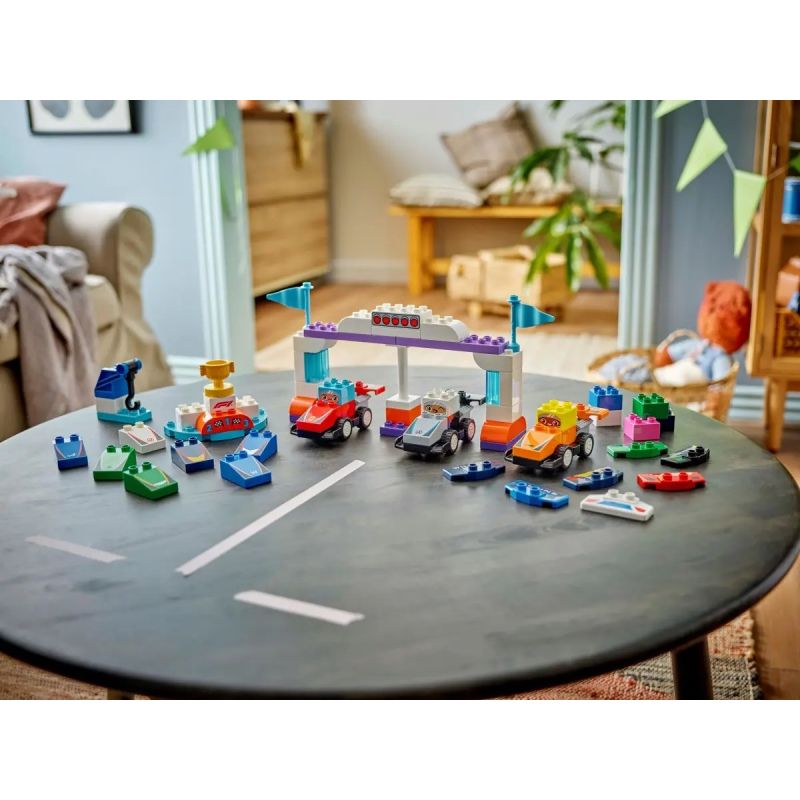 11. LEGO DUPLO TOWN 10445 Bolidy i kierowcy F1