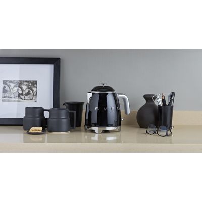 34. Czajnik SMEG mini 0,8L czarny Schwarz (KLF05BLEU)