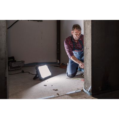9. Mobilny reflektor LED Brennenstuhl DINORA 10050