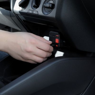 10. SAVIO TR-15 TRANSMITER FM Z WYŚWIETLACZEM, BLUETOOTH I ŁADOWARKĄ PD USB-C USB-A QUICK CHARGE, BASS BOOST