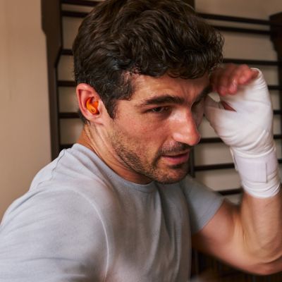 6. Słuchawki bezprzewodowe Beats Powerbeats Fit douszne (jasnopomarańczowe)