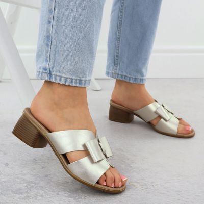 6. Skórzane klapki damskie na klocku złote Remonte R8759-90