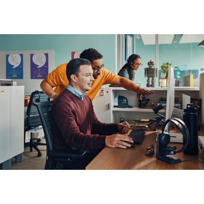8. Zestaw słuchawkowy POLY Voyager Focus 2 USB-C-C z przejściówką USB-C/A i podst. ładującą