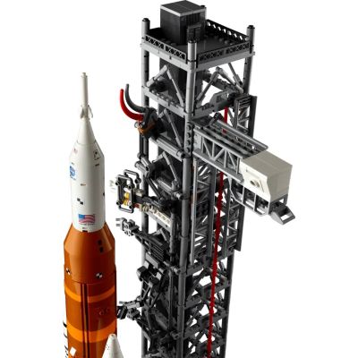 5. LEGO Icons  10341 Rakieta SLS NASA Artemis
